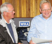 Peter Zietsman (l) presents Ludy with a certificate of appreciation after the presentation